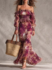 Vestido largo rosa de gasa con estampado floral y hombros descubiertos
