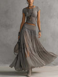 Conjunto de top gris con encaje y falda larga plisada
