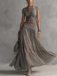 Conjunto de top gris con encaje y falda larga plisada