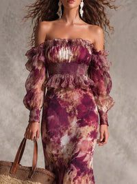 Vestido largo rosa de gasa con estampado floral y hombros descubiertos