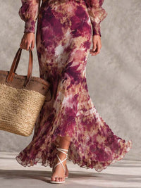 Vestido largo rosa de gasa con estampado floral y hombros descubiertos