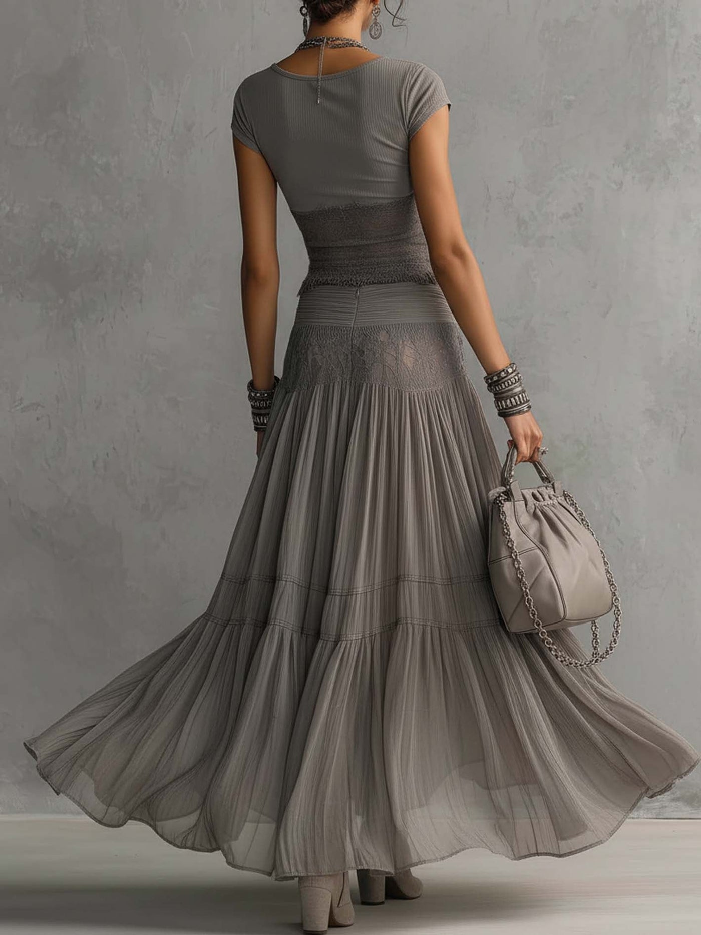 Conjunto de top gris con encaje y falda larga plisada