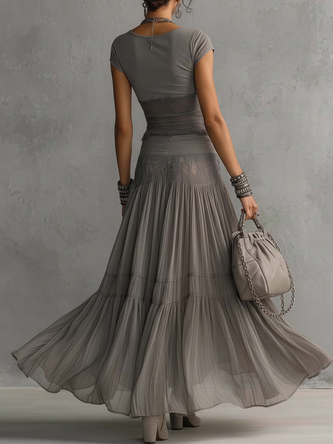 Conjunto de top gris con encaje y falda larga plisada
