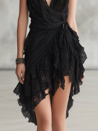 Vestido negro de espalda descubierta con volantes y encaje