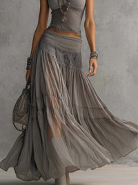 Conjunto de top gris con encaje y falda larga plisada