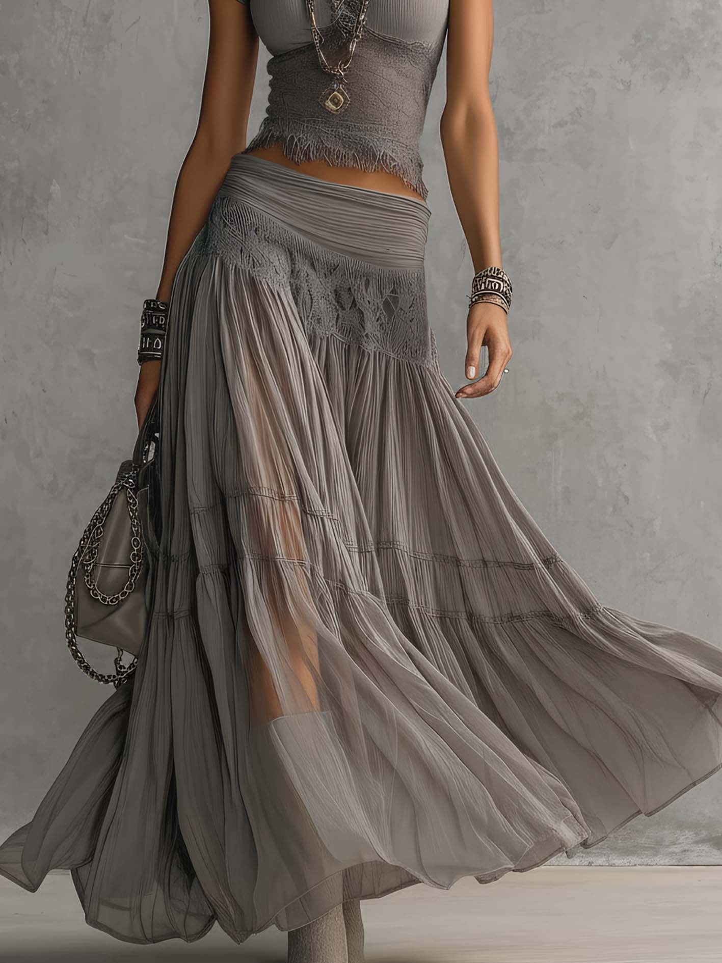 Conjunto de top gris con encaje y falda larga plisada