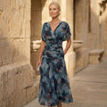 Vestido azul de escote cruzado en V