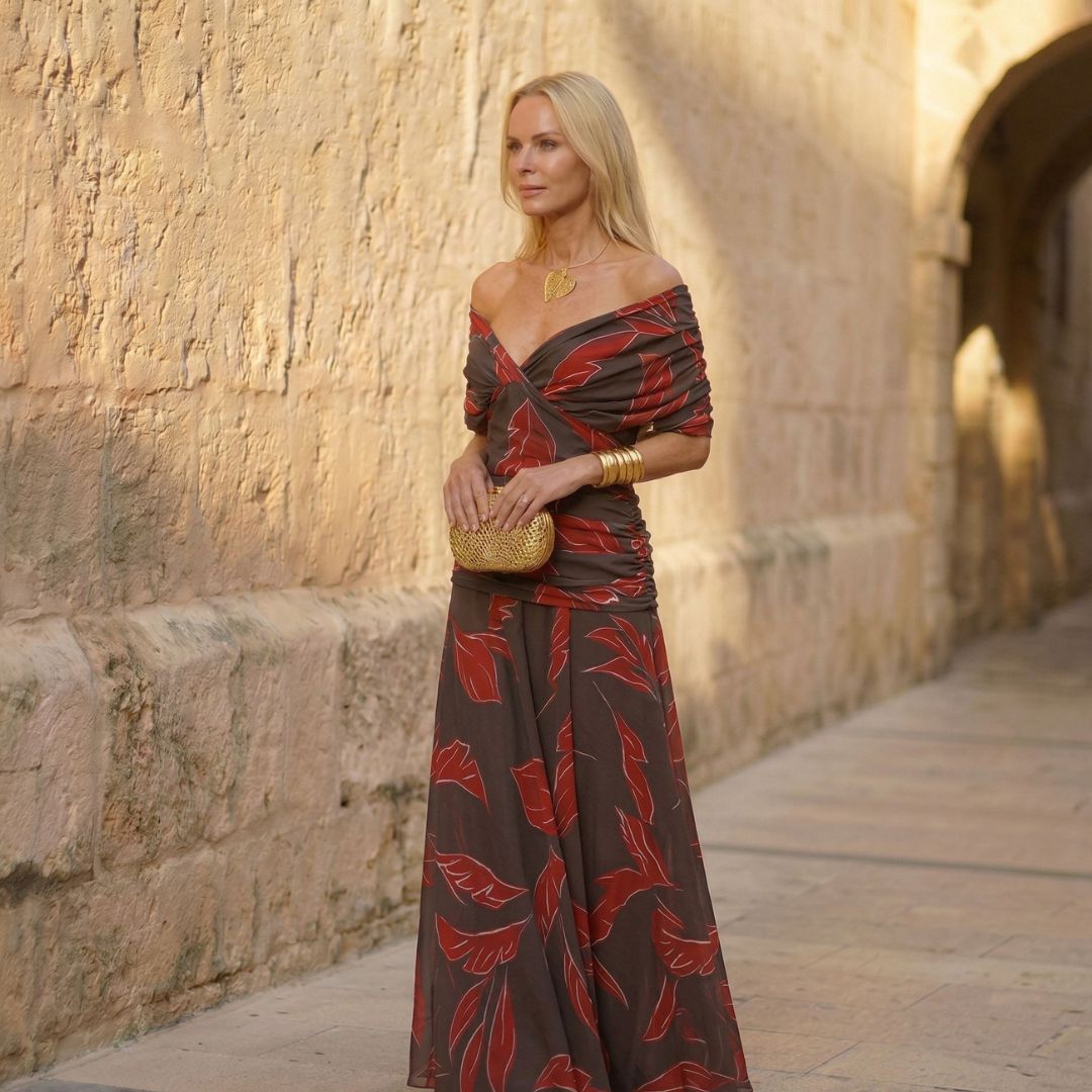 Vestido rojo con motivo botánico