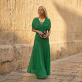 Vestido verde de escote cruzado en V