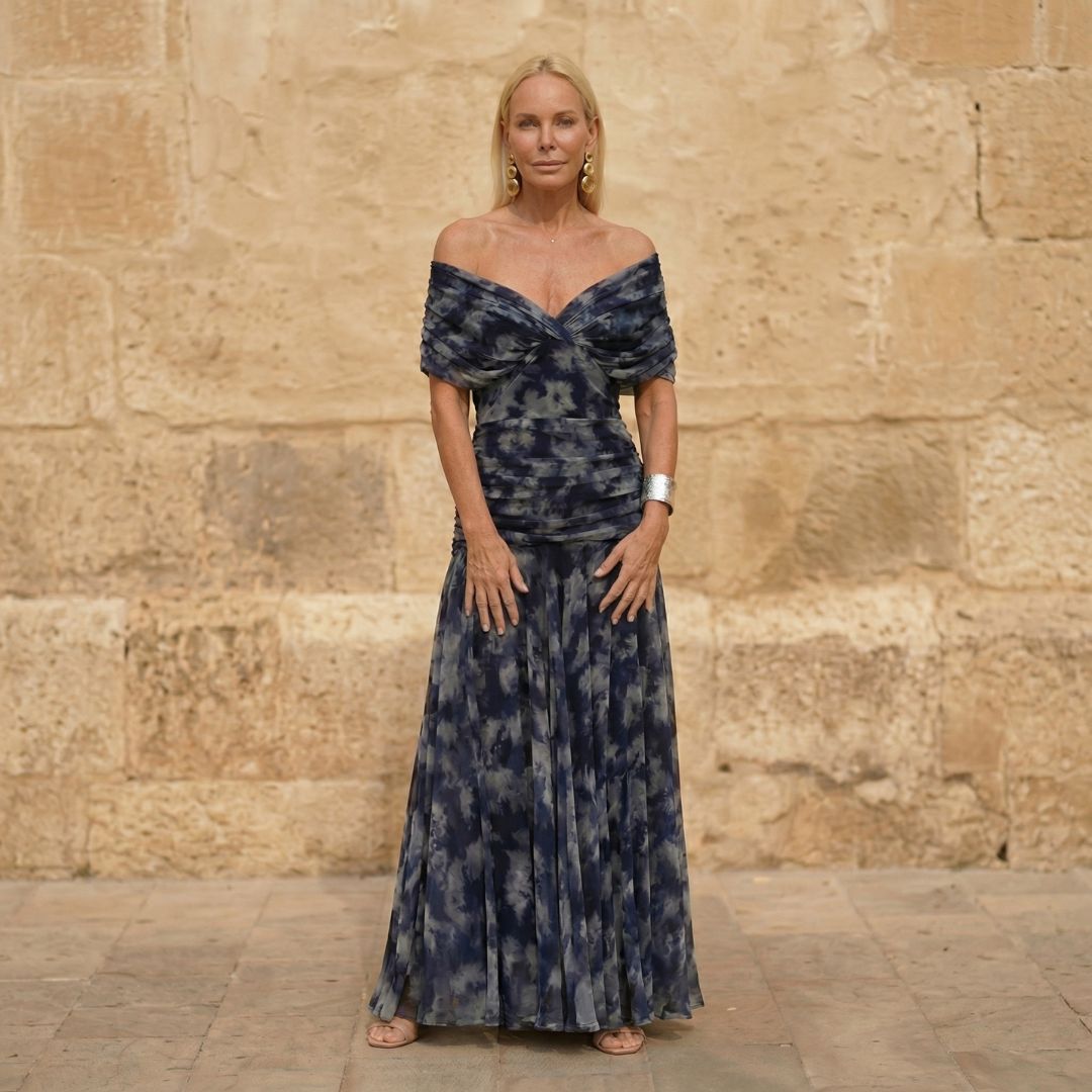 Vestido azul marino de hombros descubiertos