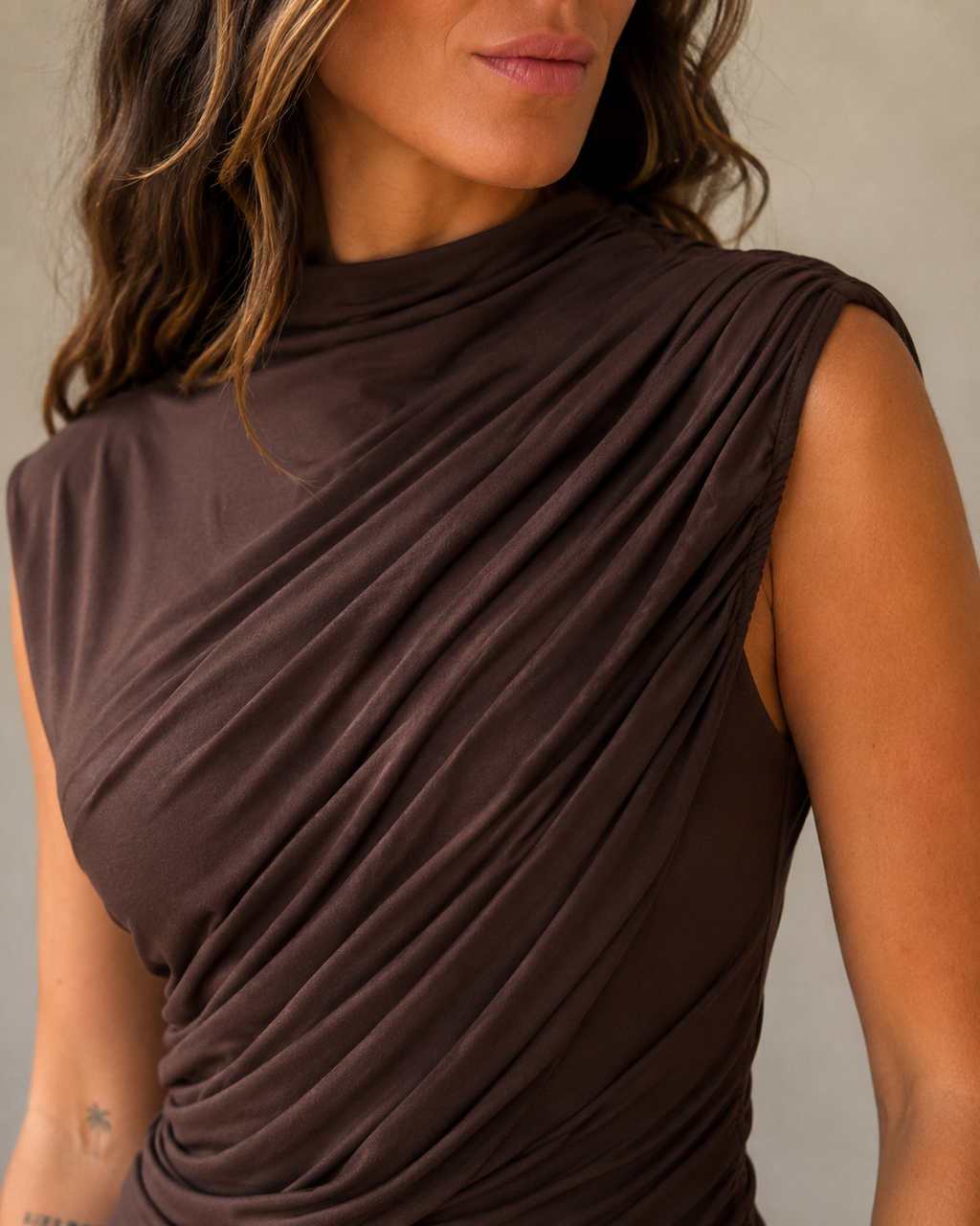 Vestido Mini Drapeado Cuello Alto