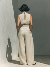 Conjunto de dos piezas en lino beige con top sin mangas y pantalón ancho