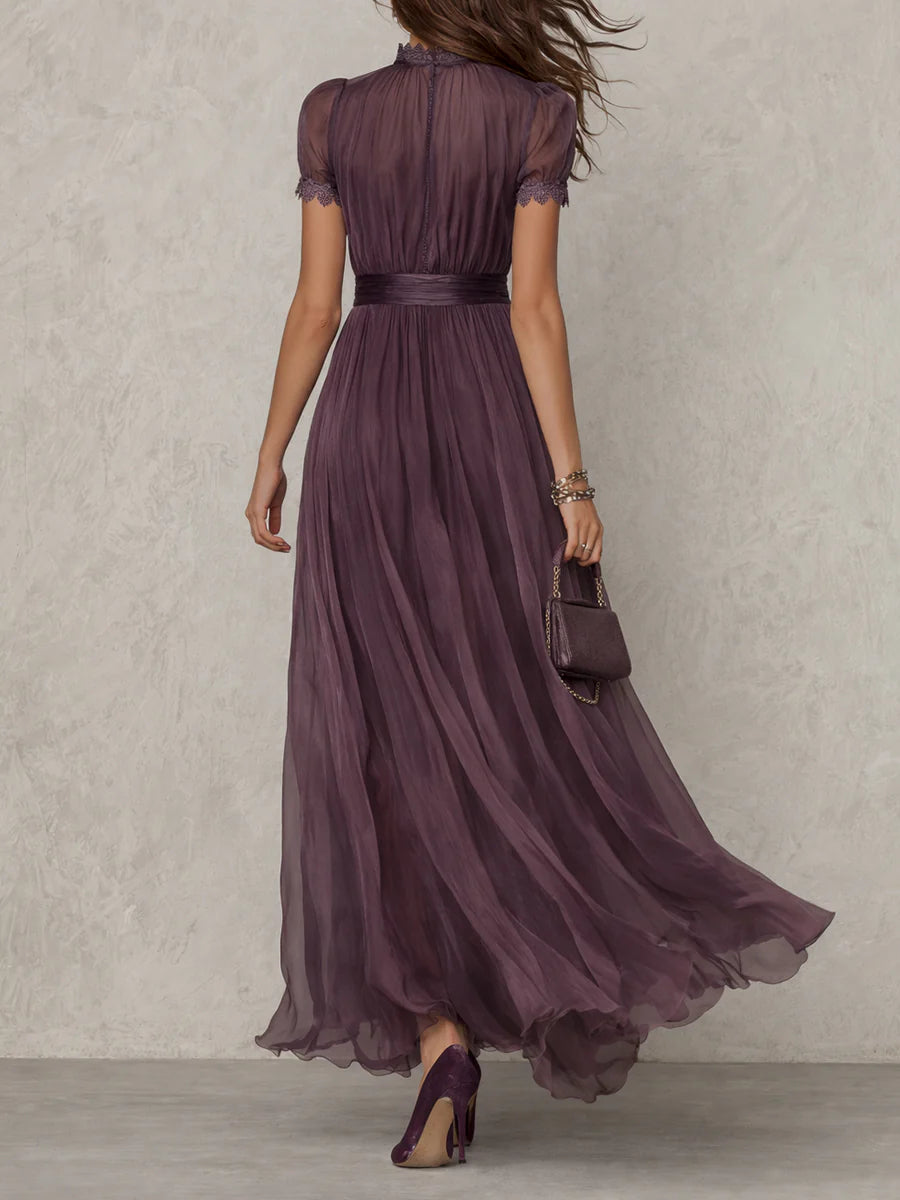 Vestido largo violeta con escote gota y ribete de encaje
