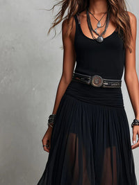 Vestido largo negro sin mangas con falda de tul y cinturón