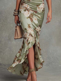 Vestido largo asimétrico de satén verde con estampado floral