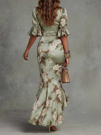 Vestido largo asimétrico de satén verde con estampado floral
