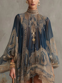 Vestido corto asimétrico en gasa azul marino con cuello alto y estampado barroco