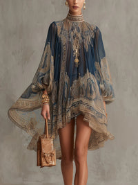 Vestido corto asimétrico en gasa azul marino con cuello alto y estampado barroco