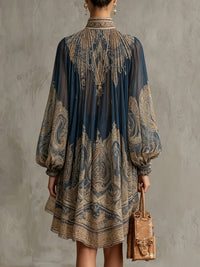 Vestido corto asimétrico en gasa azul marino con cuello alto y estampado barroco