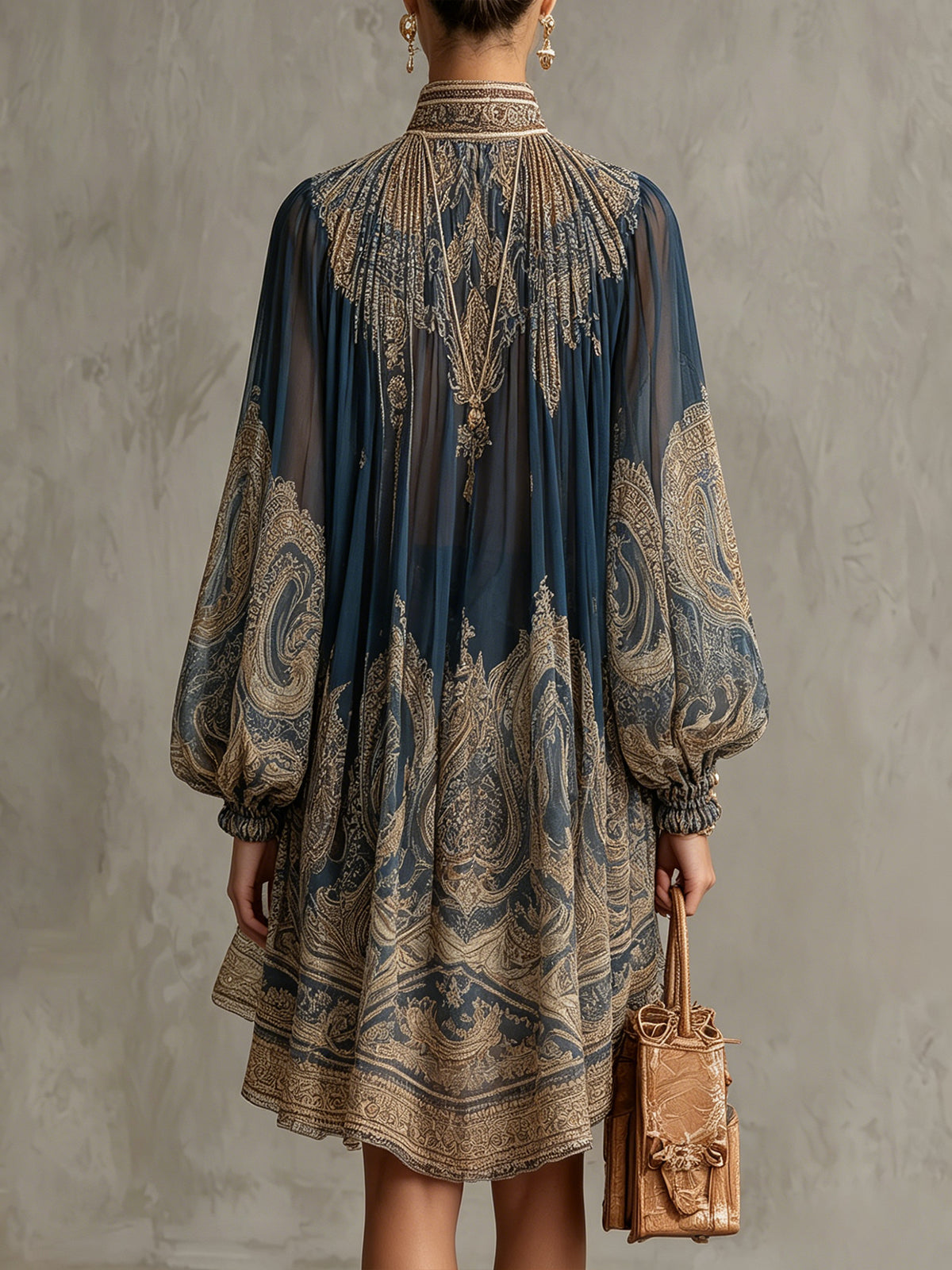 Vestido corto asimétrico en gasa azul marino con cuello alto y estampado barroco
