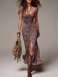Vestido largo plisado gris malva con estampado floral y abertura