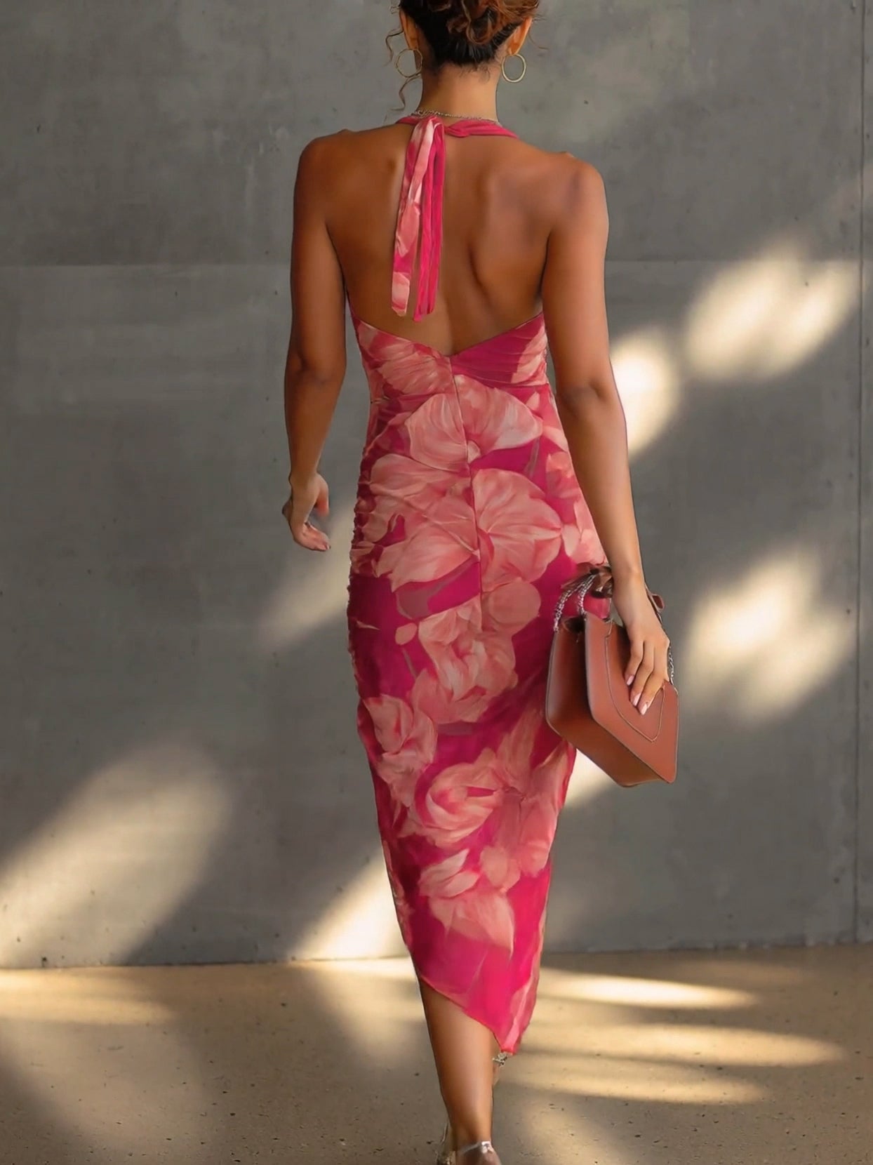 Vestido tubo fucsia con estampado floral, drapeado lateral y abertura