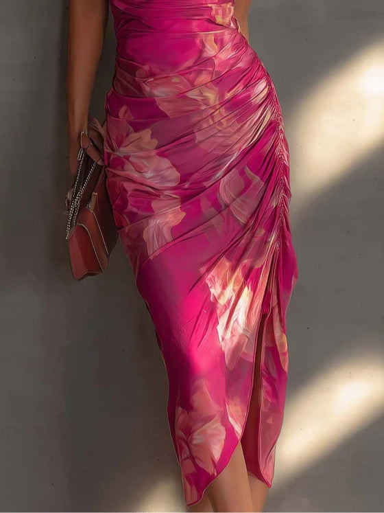 Vestido tubo fucsia con estampado floral, drapeado lateral y abertura