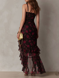 Vestido drapeado floral en negro y rojo con bajo de volantes