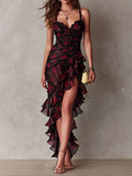 Vestido drapeado floral en negro y rojo con bajo de volantes