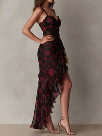 Vestido drapeado floral en negro y rojo con bajo de volantes