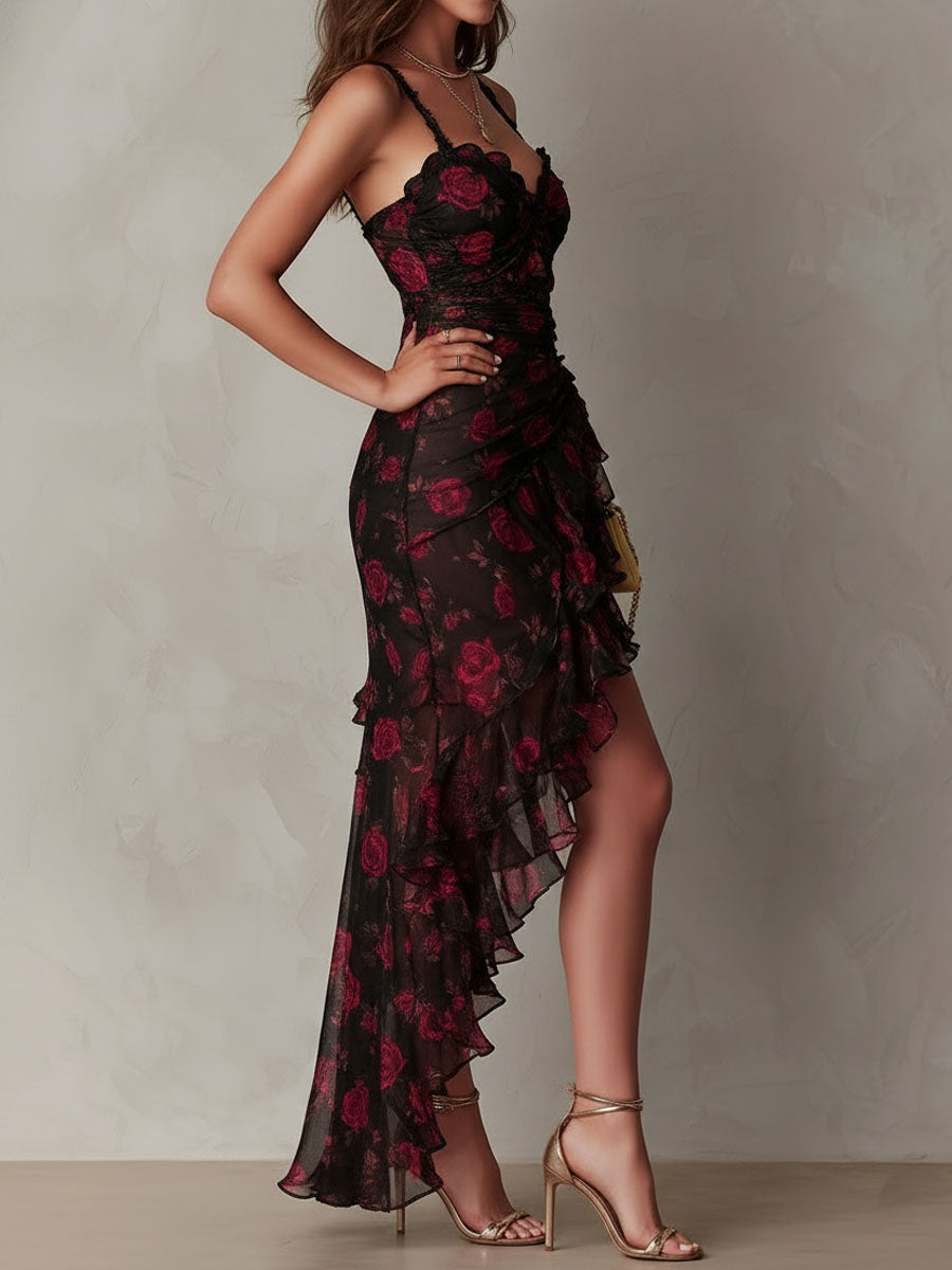 Vestido drapeado floral en negro y rojo con bajo de volantes