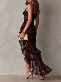 Vestido drapeado floral en negro y rojo con bajo de volantes