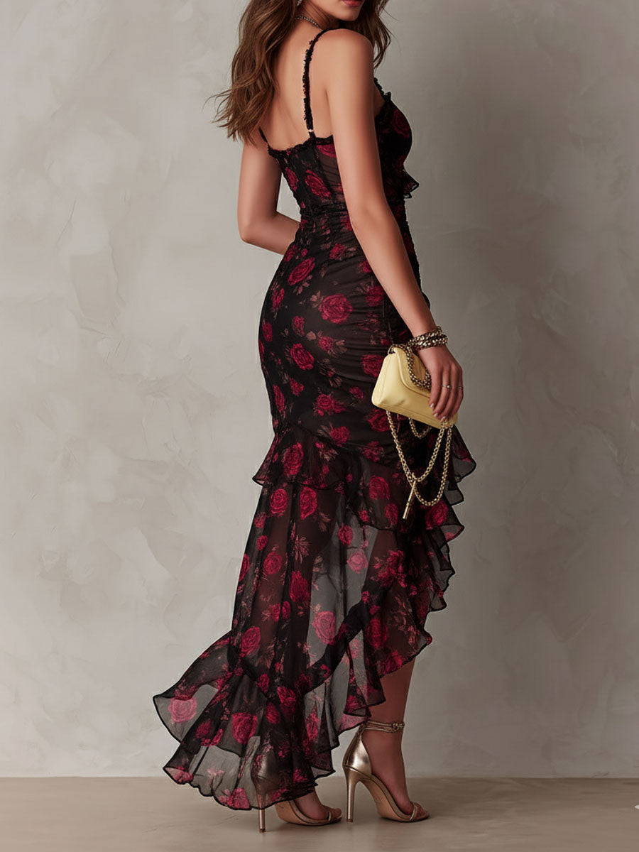 Vestido drapeado floral en negro y rojo con bajo de volantes