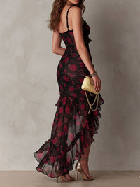 Vestido drapeado floral en negro y rojo con bajo de volantes