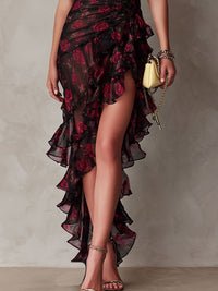 Vestido drapeado floral en negro y rojo con bajo de volantes
