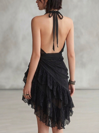 Vestido negro de espalda descubierta con volantes y encaje